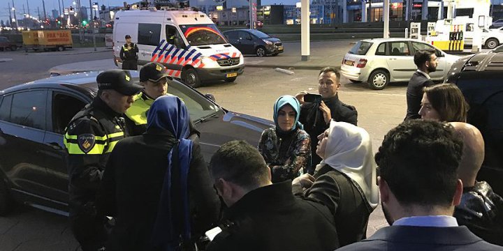 Hollanda'da AA ve TRT Aracına Polis Engeli