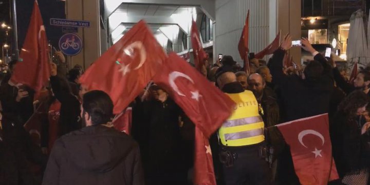 Hollanda Polisi Protestoculara Müdahale Etti