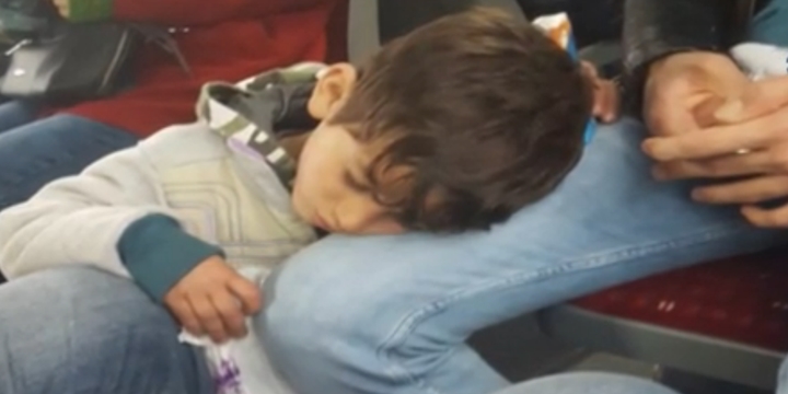 Metrobüste Mendil Satan Çocuk Yolcunun Dizinde Uyuyakaldı!