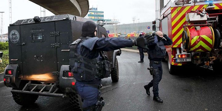 Paris'te İki Ayrı Noktada Saldırı