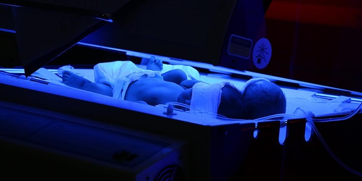 İdlib’deki Hastanede Bir Kuvözde İki Bebek Tedavi Görüyor!