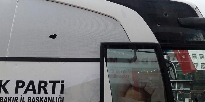 Diyarbakır'da AK Parti Otobüsüne Taşlı Saldırı