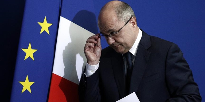 Usulsüzlük Yapmakla Suçlanan Fransa İçişleri Bakanı İstifa Etti