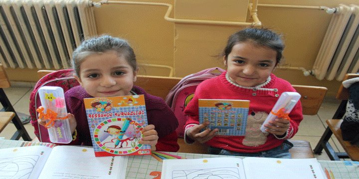 Üniversite Öğrencileri Köydeki Çocukları Mutlu Etmeye Devam Ediyor