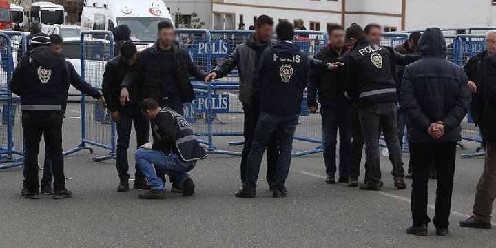 Diyarbakır'daki Nevruz Olayında 2 Polis Görevden Uzaklaştırıldı