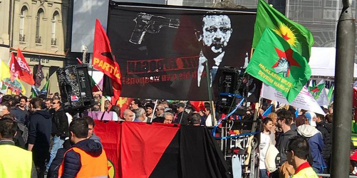 İsviçre'den Erdoğan'ı Hedef Gösteren Pankarta Soruşturma