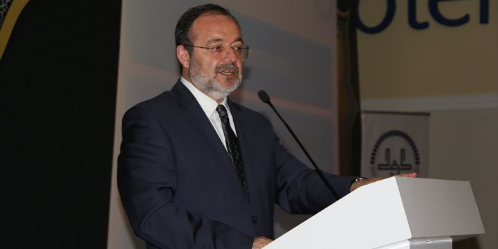 Mehmet Görmez: Gençlerin Saçıyla Sakalıyla Uğraşmayın