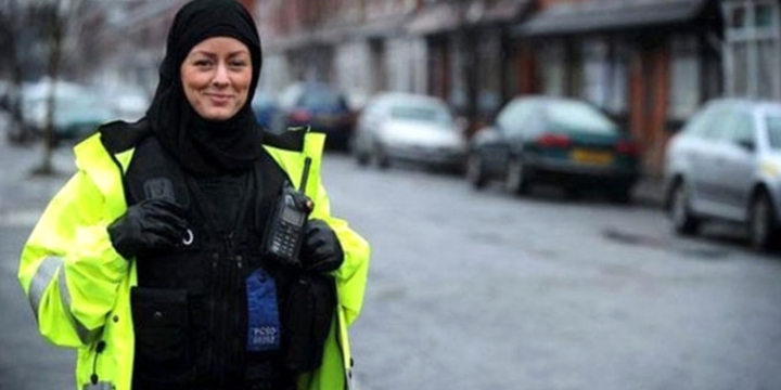 İskoçya’da Başörtüsü Polis Üniformasının Bir Parçası Oldu