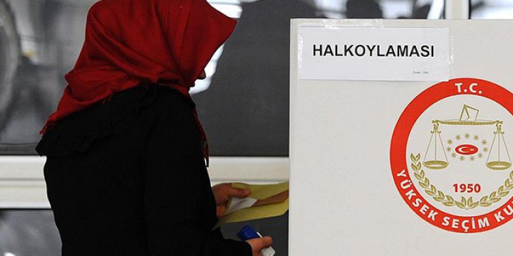 Türkiyelilerin Frankfurt'ta Oy Verme İşlemi Devam Ediyor