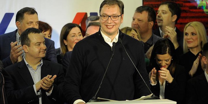 Sırbistan'daki Seçimlerde Aşırı Sağcı Vucic Zaferi