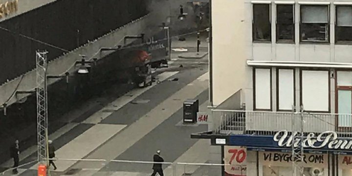İsveç'te Bir Kamyon Mağazaya Daldı: 3 Ölü