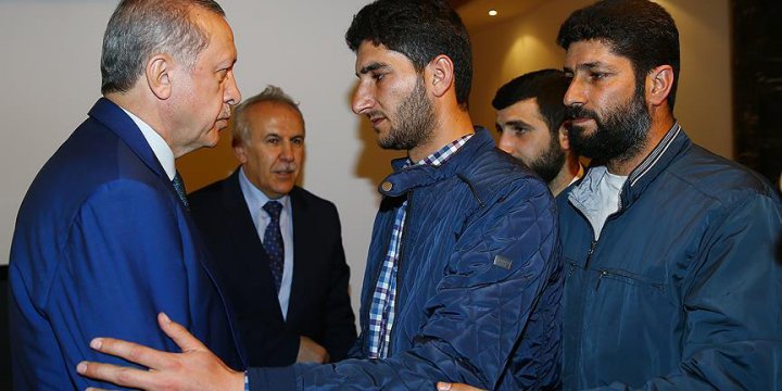 Erdoğan, İdlib'deki Katliamda İkizlerini Kaybeden Baba İle Görüştü