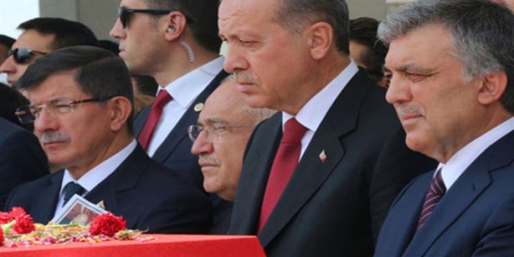 Abdullah Gül ve Ahmed Davudoğlu Beylere Yakışan..