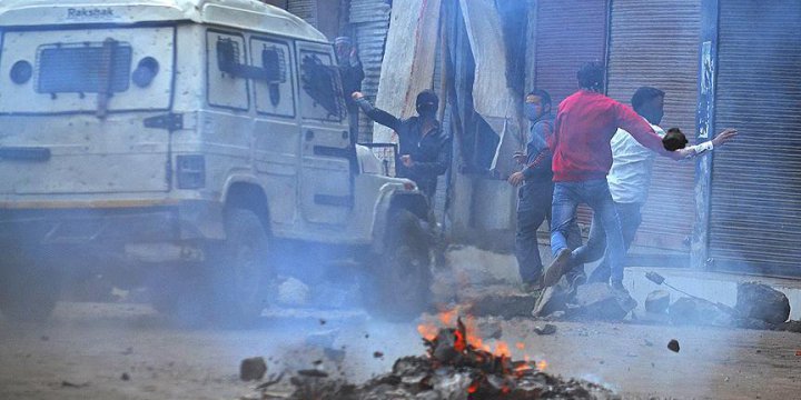 Keşmir'de Kalabalığa Ateş Açıldı: 8 Ölü, 100'den Fazla Yaralı