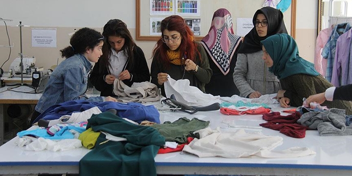 Kullanılmayan Kıyafetleri Onarıp İhtiyaç Sahiplerine Ulaştırıyorlar