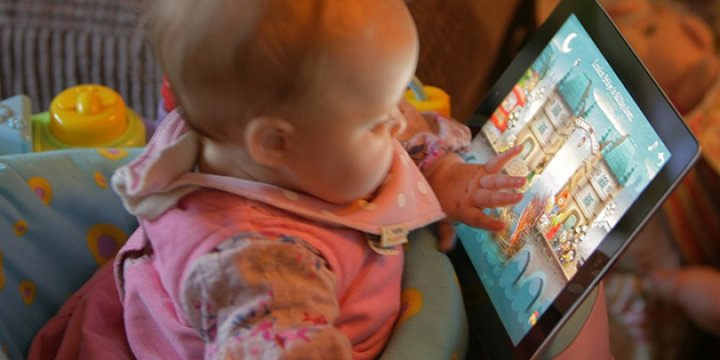 Dokunmatik Ekranlarla Vakit Geçiren Bebekler Daha Az Uyuyor