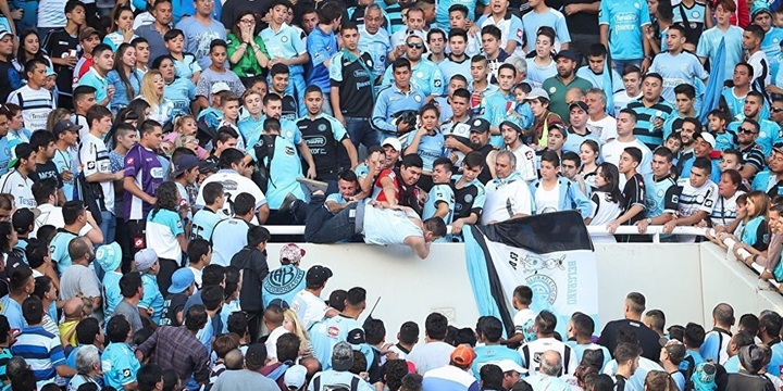 Arjantin’de Tribünden İtilen Taraftar Hayatını Kaybetti!