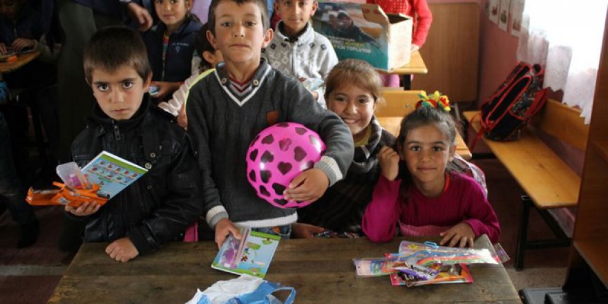 Hayırda Buluşanlar Topluluğu Varto'da Öğrencilere Yardımda Bulundu