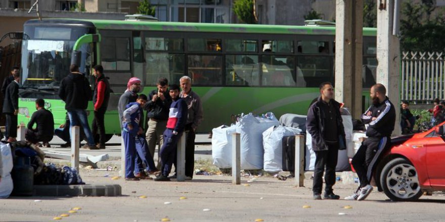 Suriye'de Rejim Kuşatmasındaki Vaer'den Tahliyeler Sürüyor