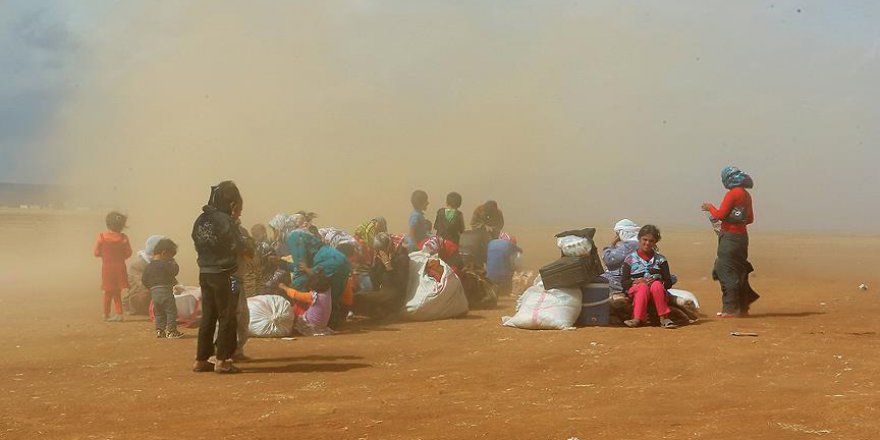 Suriyeli Sığınmacıların Çölde Bekleyişi Sürüyor