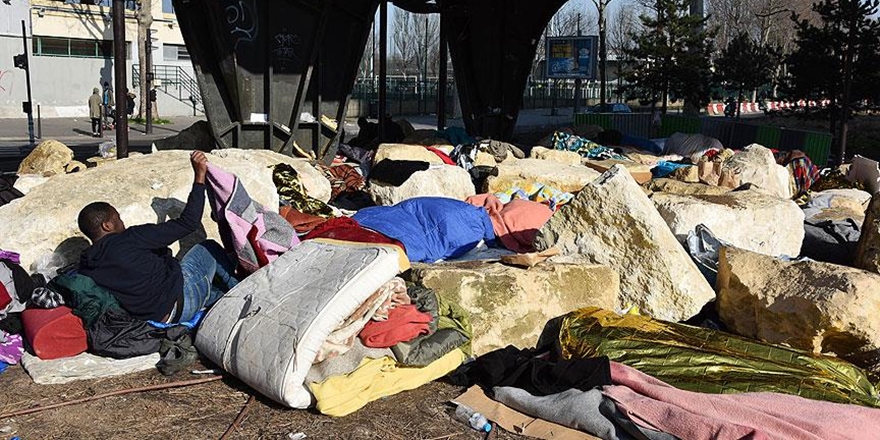 Paris’te Köprü Altında Yaşayan Mülteciler Tahliye Edildi!
