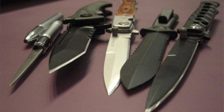 İngiltere’deki Okullarda 2 Binden Fazla Silah Ele Geçirildi!