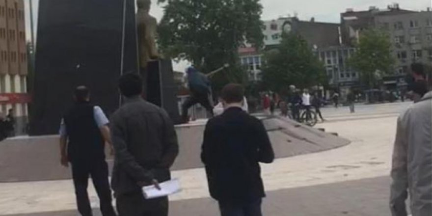 Adapazarı’nda Atatürk Heykeline Baltalı Saldırı