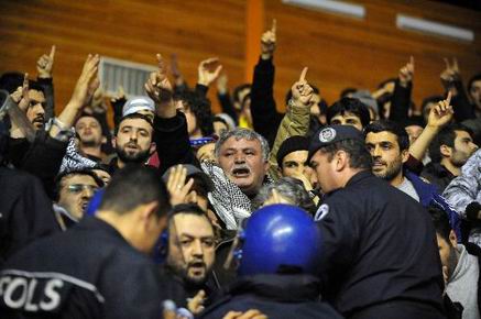 "Siyonistleri Protesto Suç Değil, Onurdur!"
