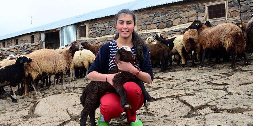 Varto’da Çobanlık Yapan Eda da Ablası Gibi TEOG Birincisi