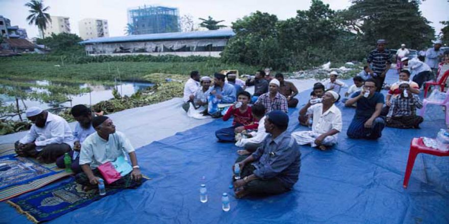 Arakanlı Müslümanlar Okullarının Kapatılmasını Protesto Etti