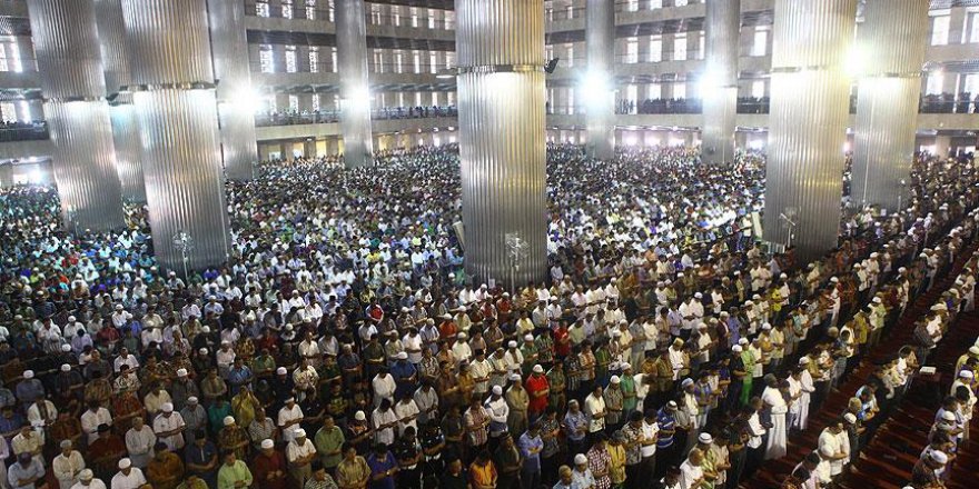 Ramazanın İlk Cumasında 120 Bin Kişilik Cami Tıklım Tıklım