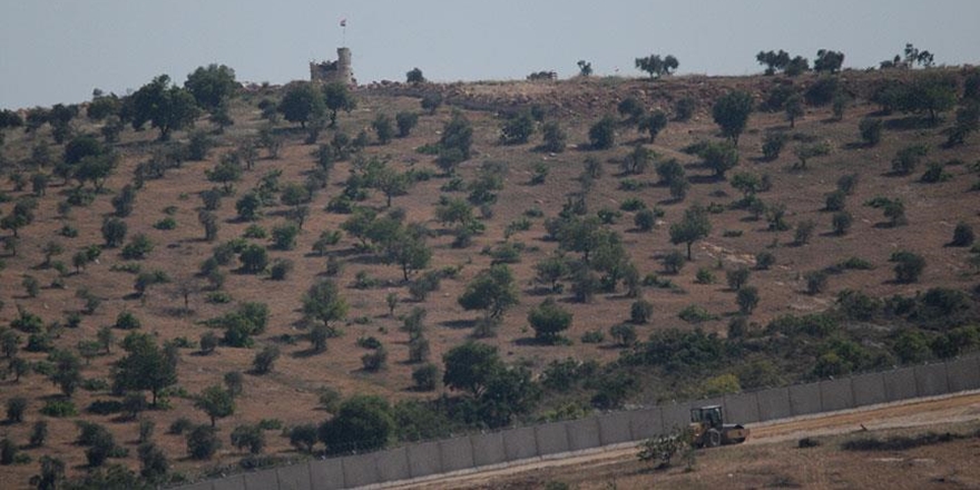 Sınır Hattındaki Rusya ve Esed Bayrakları Yerini Koruyor!