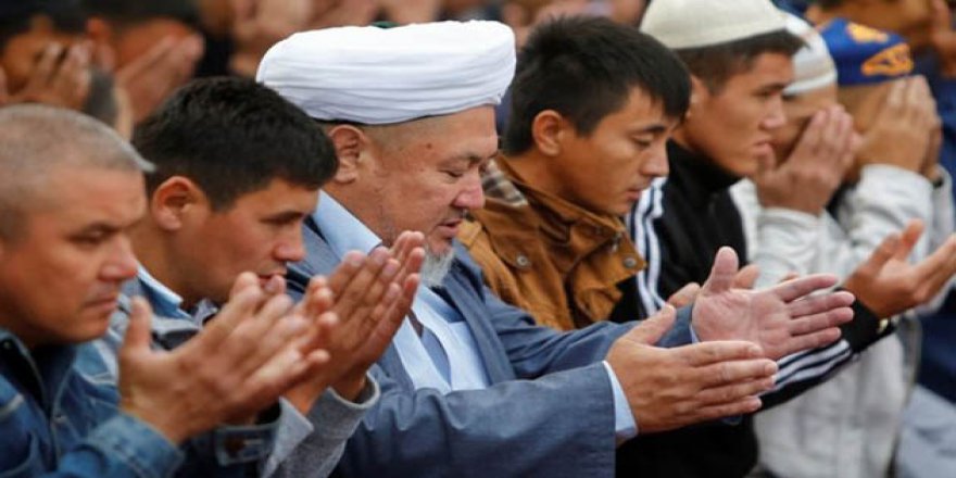 Kazakistan'da Yüksek Sesle "Amin" Diyene Para Cezası!