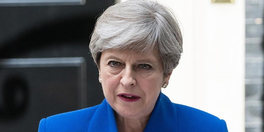 600 Bin İngiltereli May’in İstifasını İstedi!