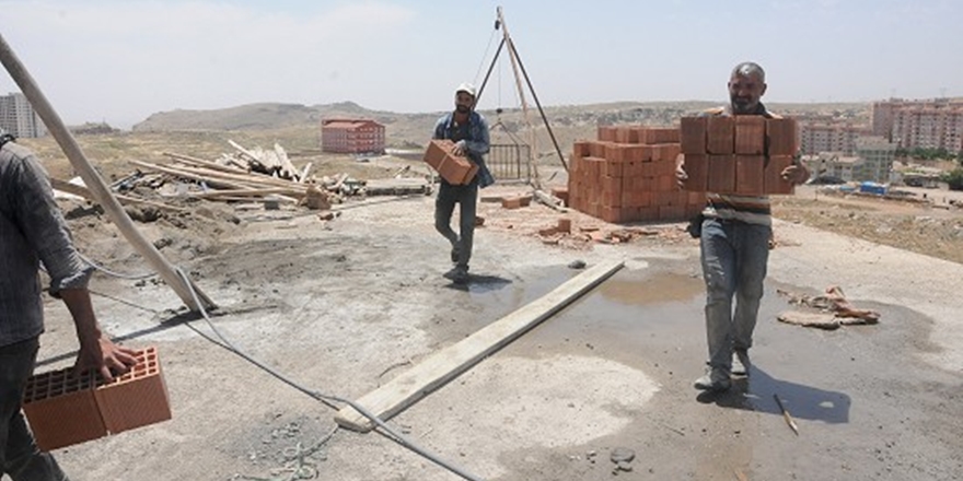 İnşaat İşçilerinin İftara Kadar Süren Sıcakla İmtihanı