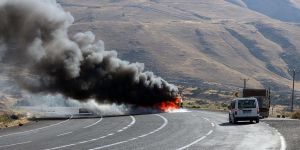 Tunceli’de PKK’lı Militanlar Yol Kesip Araç Yaktı!