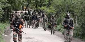 Hindistanlı Askerler Keşmir’de Camilere ve Evlere Saldırdı!