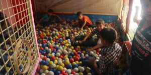 Suriyeli Çocuklar Yer Altındaki Lunaparkta Eğleniyor!