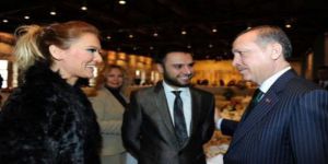 Sanatçı Kostümlü Demet Akalın’dan Irkçı Söylem