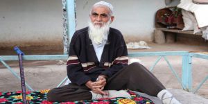 Tacikistan Şimdi de İmamların Sakalını Kafaya Taktı!