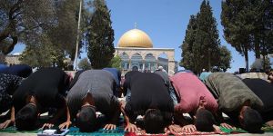 Mescid-i Aksa’da Üç Hafta Sonra “Sorunsuz” İlk Cuma!