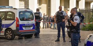 Fransa’da İki Otobüs Durağına Araçlı Saldırı!