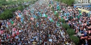 Pakistan'da Binlerce Kişi Arakanlı Müslümanlara Destek Gösterisi Düzenledi