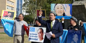 Çin, Doğu Türkistan’da Kur’an ve Seccadelere El Koyuyor!
