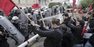 Atina'da Öğrenciler Polisle Çatıştı