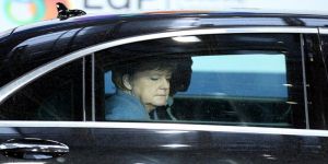 Merkel İsrail Karşıtı Göçmenleri Sınır Dışı Edecek