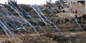 İşgal Askerleri Batı Şeria'da Filistinlilere Saldırdı