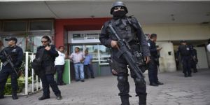 Meksika'nın Bir Kentinde Ordu Polisin Silahlarına El Koydu