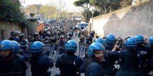 İtalya'da Aşırı Sağ Karşıtı Öğrenciler Polisle Çatıştı