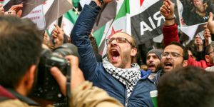 İstanbul’daki Suriyeliler Esed-Rusya-İran Cephesinin Katliamlarını Protesto Etti